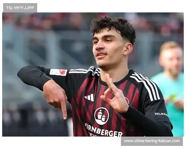 乌尊点球破门，法兰克福中场核心表现